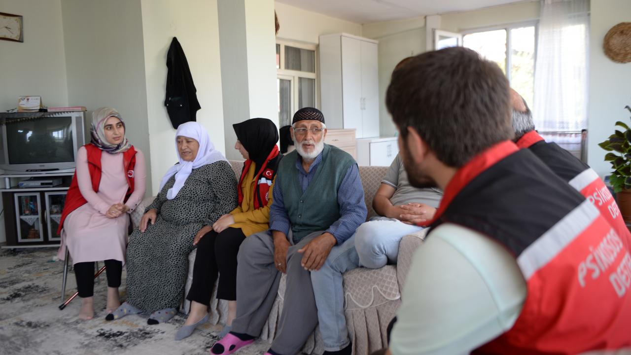  Eşini ve çocuklarını yalnız bırakmıyor