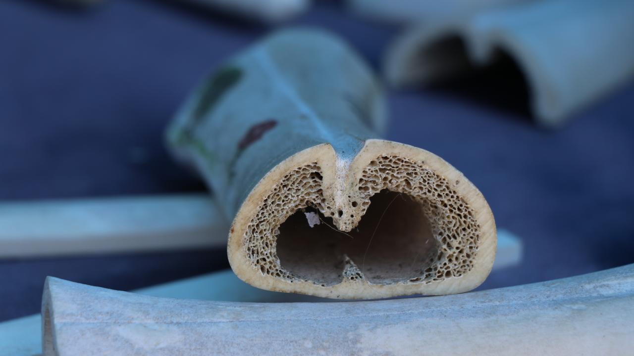 Saraçlar Caddesi`ndeki stantlarda, ustalar el emeği ürünlerini sergiliyor. 