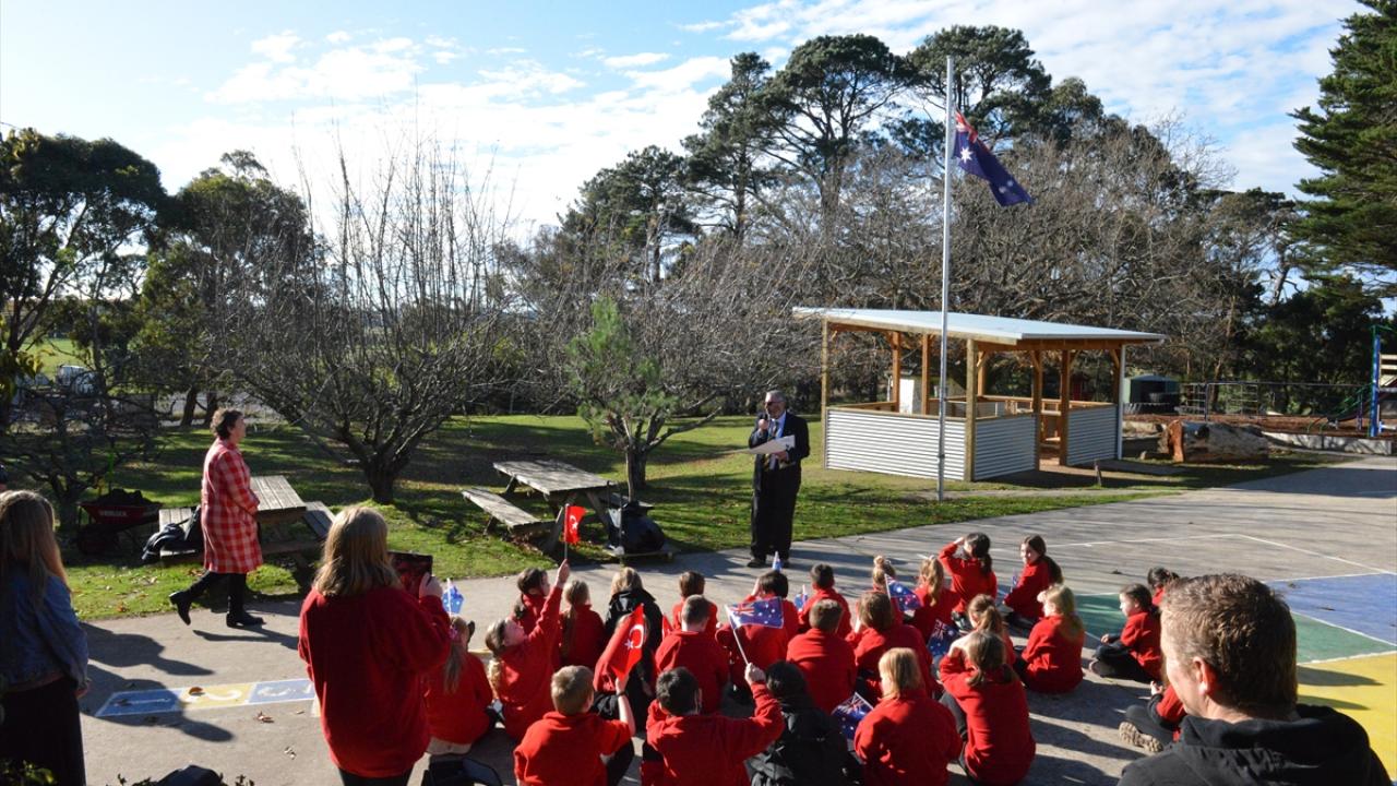 "Lone Pine" iki ulusun dostluğunu simgeliyor
