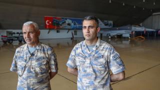 Jet Üssünde görevli baba oğul sırt sırta vatana hizmet ediyor