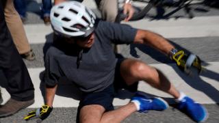 Biden bisikletten düştü