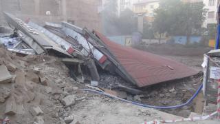 Bitlis'te yıkım kararı verilen bina kendiliğinden çöktü