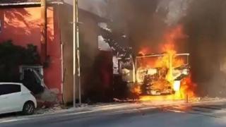 Büyükçekmece'de park halindeki tır yandı