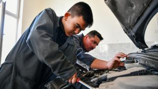 Tamirciliği öğrendikleri okulda her gün 30 aracın bakım ve onarımını yapıyorlar