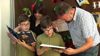 17 ikiz öğrenci aynı okulda karne heyecanı yaşadı