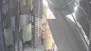 Kebapçının tavanı çöktü, çalışanlar canını zor kurtardı