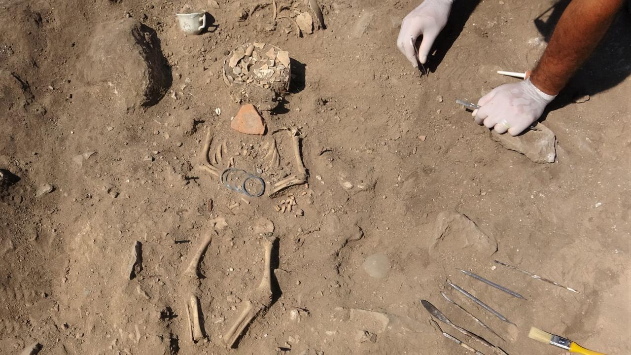 Odeon çevresinde ilk defa bilezikleri ve hediyeleri olan bir mezar çıktı