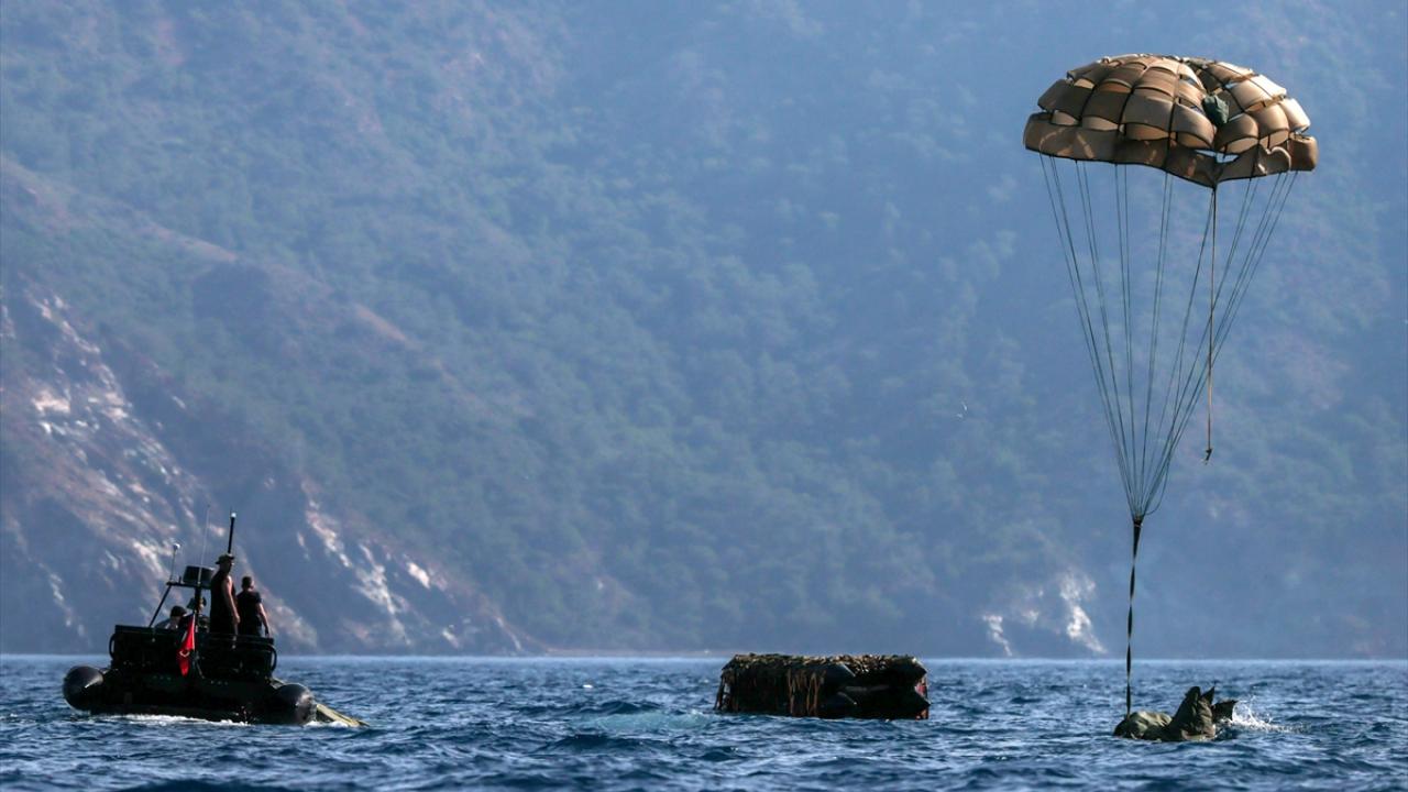 PAK timi paraşüt atlayışıyla bölgeye ulaştı