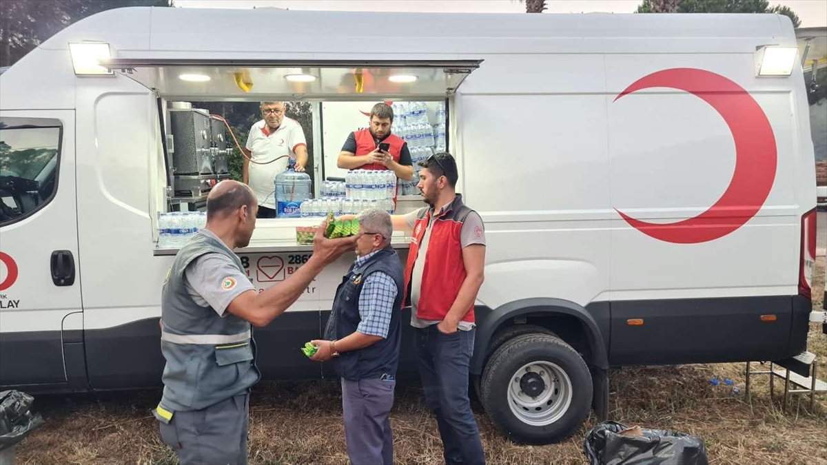 Türk Kızılaydan Marmaris`teki orman yangınına müdahale eden ekiplere destek