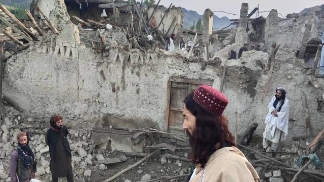 Afganistandaki depremde can kaybı 1000e yükseldi