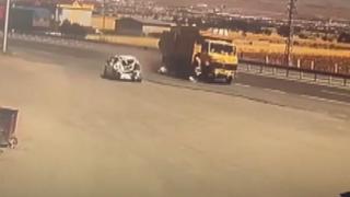 Otomobile çarpan kamyon akaryakıt istasyonuna daldı