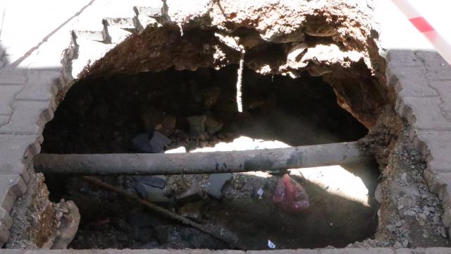 Çöken yolun altından Roma dönemine ait tünel çıktı
