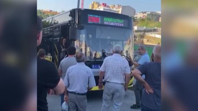 İETT otobüsü arızalandı, yolcular yolu kapattı