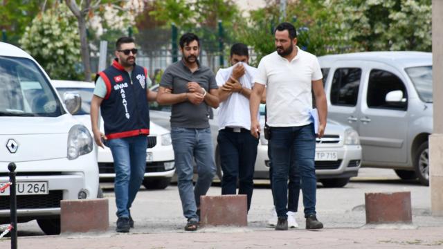 Emekli öğretmenin 1 milyon lirasını dolandıran 2 zanlı yakalandı
