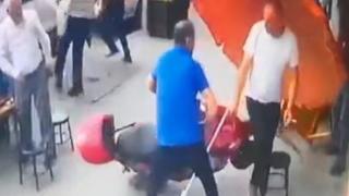 Motosikletin gaz ile frenini karıştırdı, çay ocağına daldı