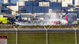 Uçak acil iniş yaptıktan sonra alev aldı