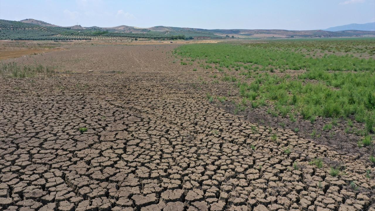 Marmara Gölü kurudu, Gediz Nehri`nin debisi azaldı