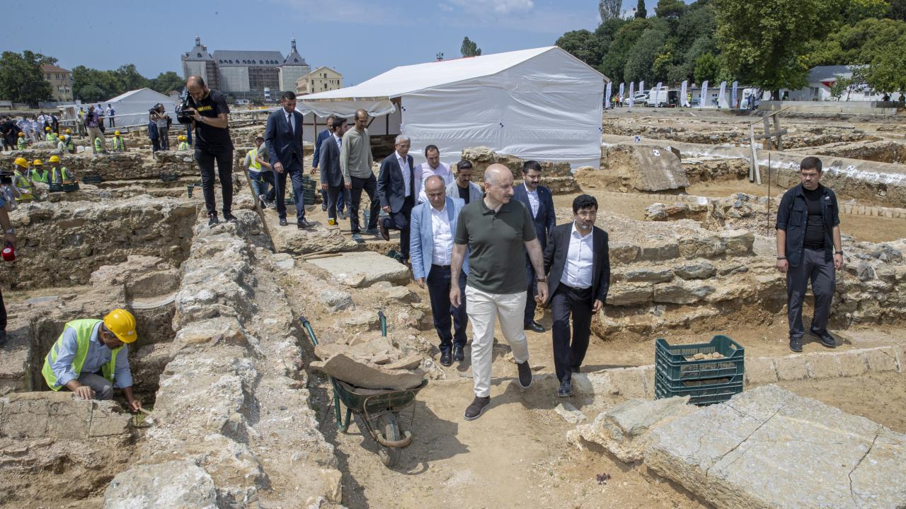 "Tüm eserler temizlenerek dokümante edilmekte ve İstanbul Arkeoloji Müzesi`ne taşınmaktadır"