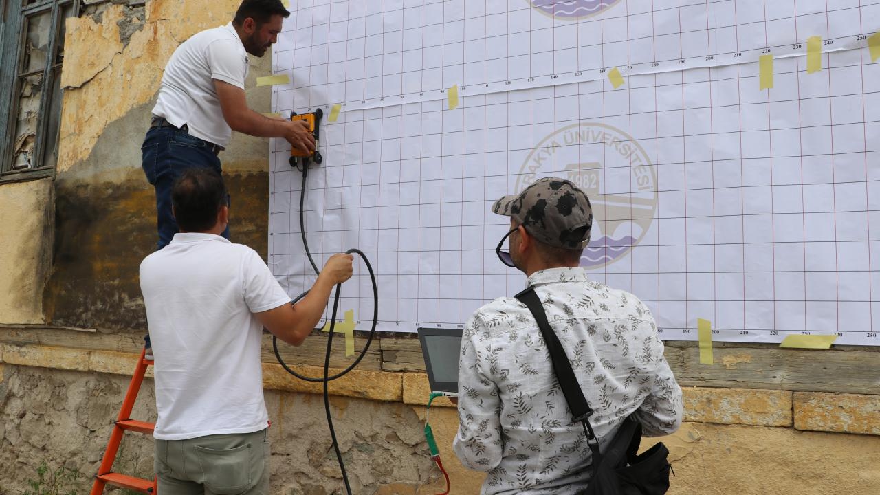 Yer radarı yönteminde çok yüksek frekanslarla duvarın 30-40 santimetre içindeki durumun belirlendiğini anlatan Kaya şunları kaydetti: