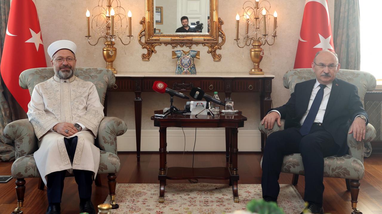 Kur`an-ı Kerim`in insanlığı karanlıktan aydınlığa çıkarmak için indirildiğini anlatan Erbaş,