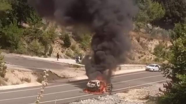 Antalyada seyir halindeki otomobil yandı