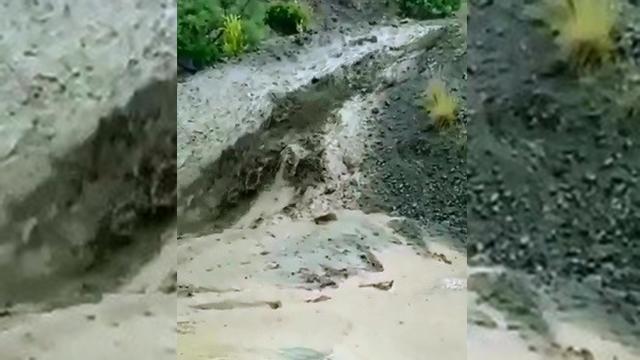 Elazığda sağanak sonrası dere taştı, köy yolu çöktü