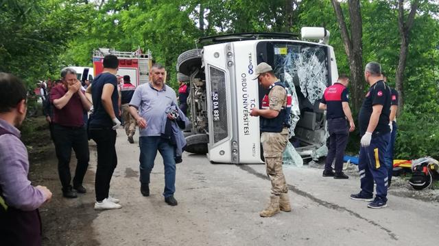 Akademisyenler ve ailelerini taşıyan midibüs devrildi: 1 ölü, 19 yaralı