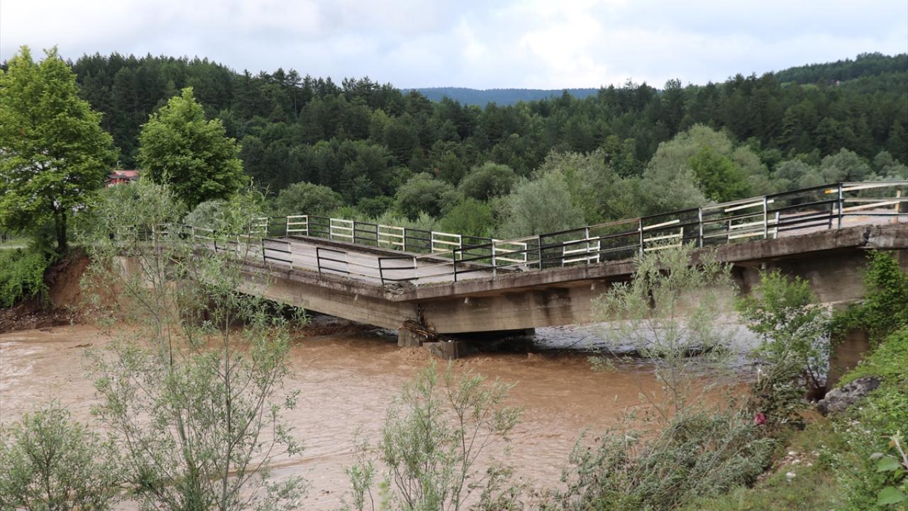 Köprüler yıkıldı