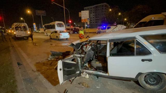 Adanada otomobil servis aracına çarptı: 1 ölü, 5 yaralı