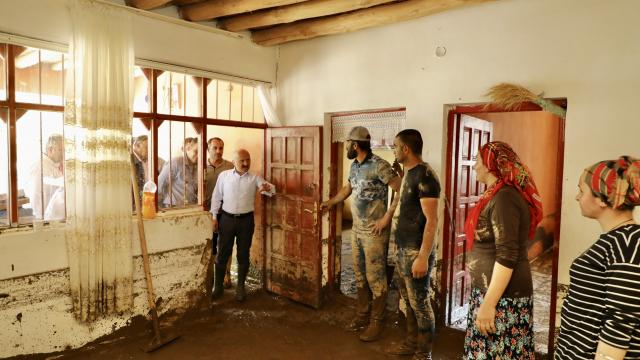 Ağrı Valisi Varol selden zarar gören köylerde incelemelerde bulundu