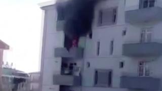 Yangında balkondan atlayan kadını komşusu tuttu