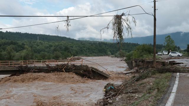 Boluyu sağanak vurdu: Yol çöktü, köprüler yıkıldı