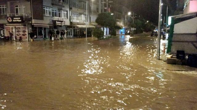 Boluda dereler taştı, ev ve iş yerlerini su bastı