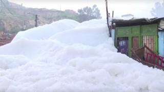 Kolombiya'da zehirli köpük evleri sardı