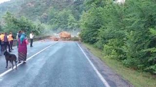 Dev kaya, Karabük-Zonguldak kara yolunu ulaşıma kapattı