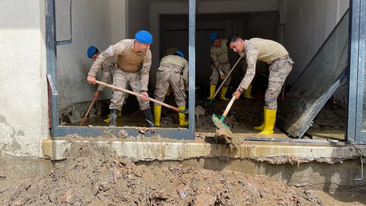 Jandarma sel bölgelerindeki temizlik için sahada