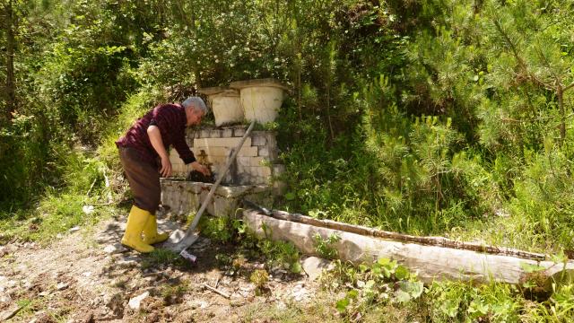 Emekli müteahhit 25 yıldır Kütahyanın çeşmelerinin tamir ve bakımını yapıyor
