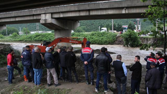 Sele kapılan kepçe operatörünün bulunması için çalışma başlatıldı