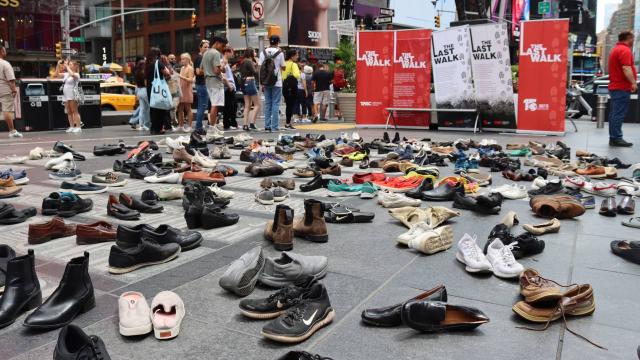 Times Meydanına 15 Temmuz şehitleri anısına 251 çift ayakkabı konuldu