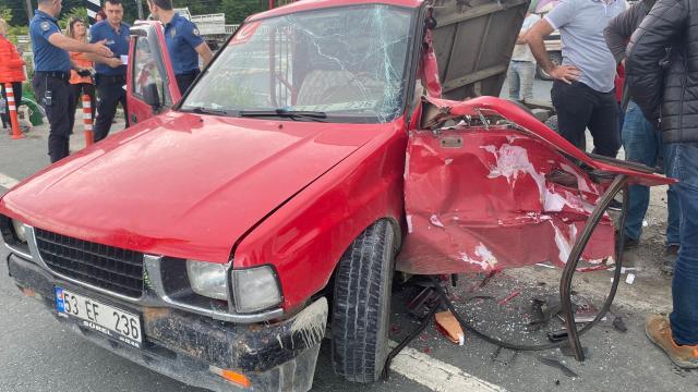 Rizede midibüs ile kamyonetin çarpışması sonucu 1 kişi yaralandı