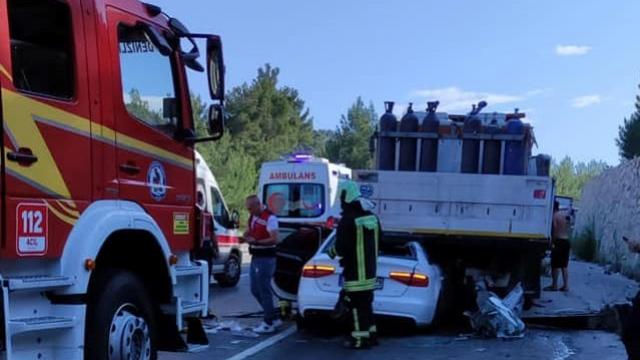 Tıra ok gibi saplanan otomobildeki 2 kişi yaralandı