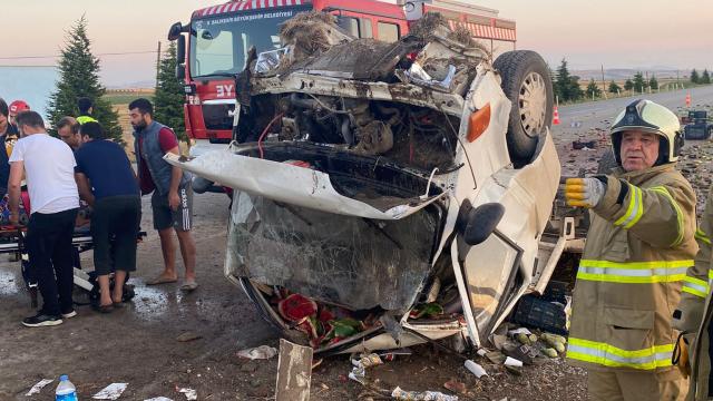 Balıkesirde takla atan otomobildeki 4 kişi yaralandı