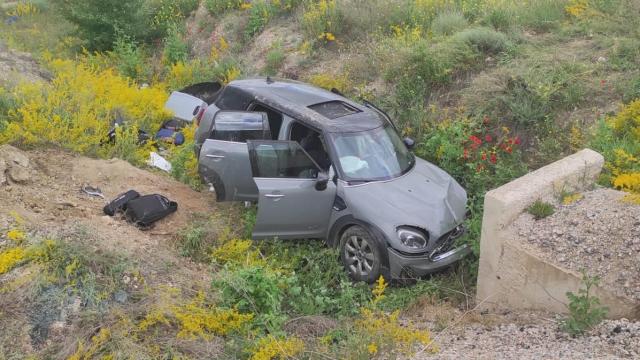 Afyonkarahisarda şarampole devrilen otomobildeki 3 kişi yaralandı