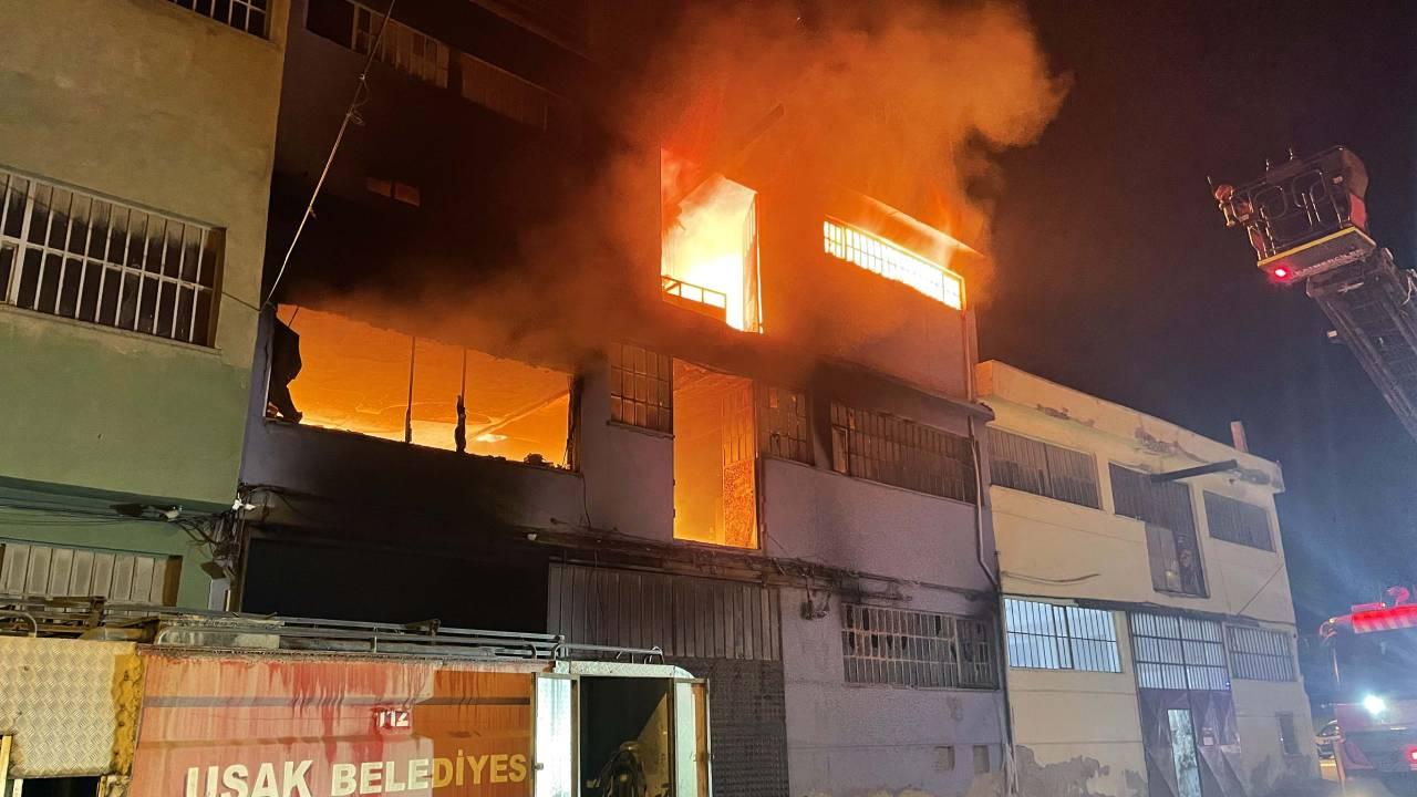 Uşak'ta iki katlı tekstil atölyesinde yangın
