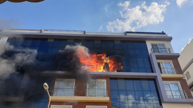 Kuşadasında bir apartman dairesinde yangın çıktı
