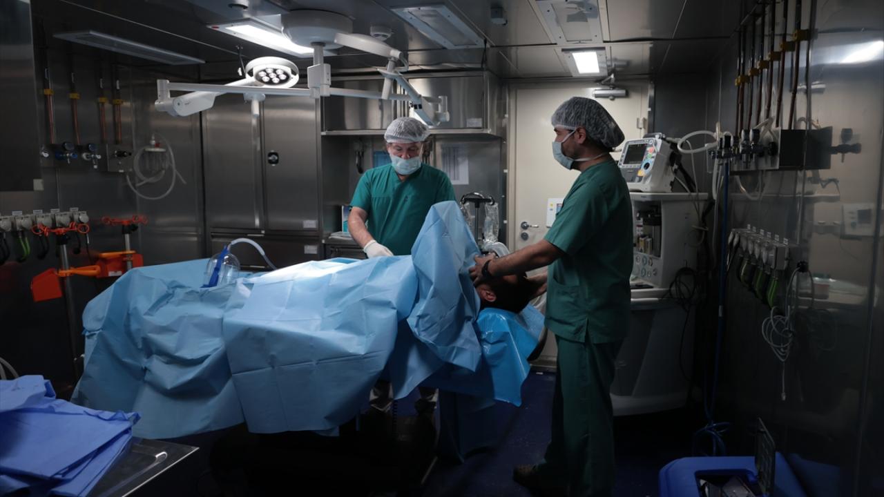 Gemideki ameliyathanede doktorlar hazır bekliyor