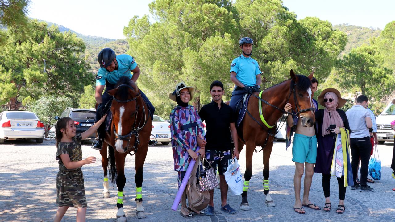  Tatilciler, atlı jandarma ekibiyle fotoğraf çektirmek istiyor