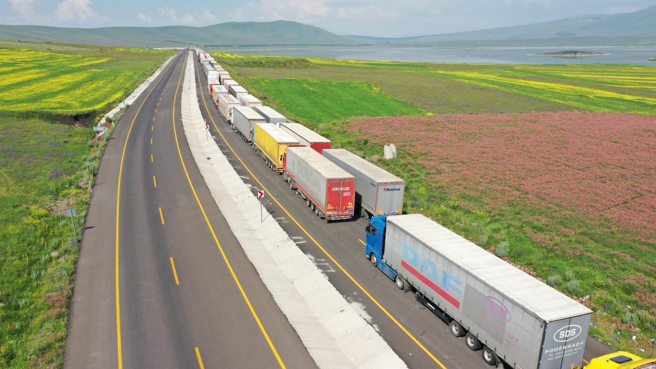 Bu tarihten itibaren gümrük kapısındaki hareketliliğin her yıl arttığını ifade eden Demirci, şöyle konuştu: