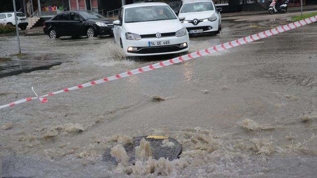 Boluda sağanak nedeniyle rögarlar taştı