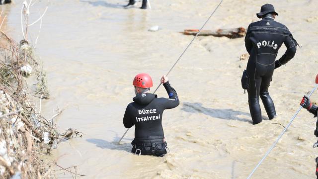 Düzcede sele kapılan operatör aranıyor